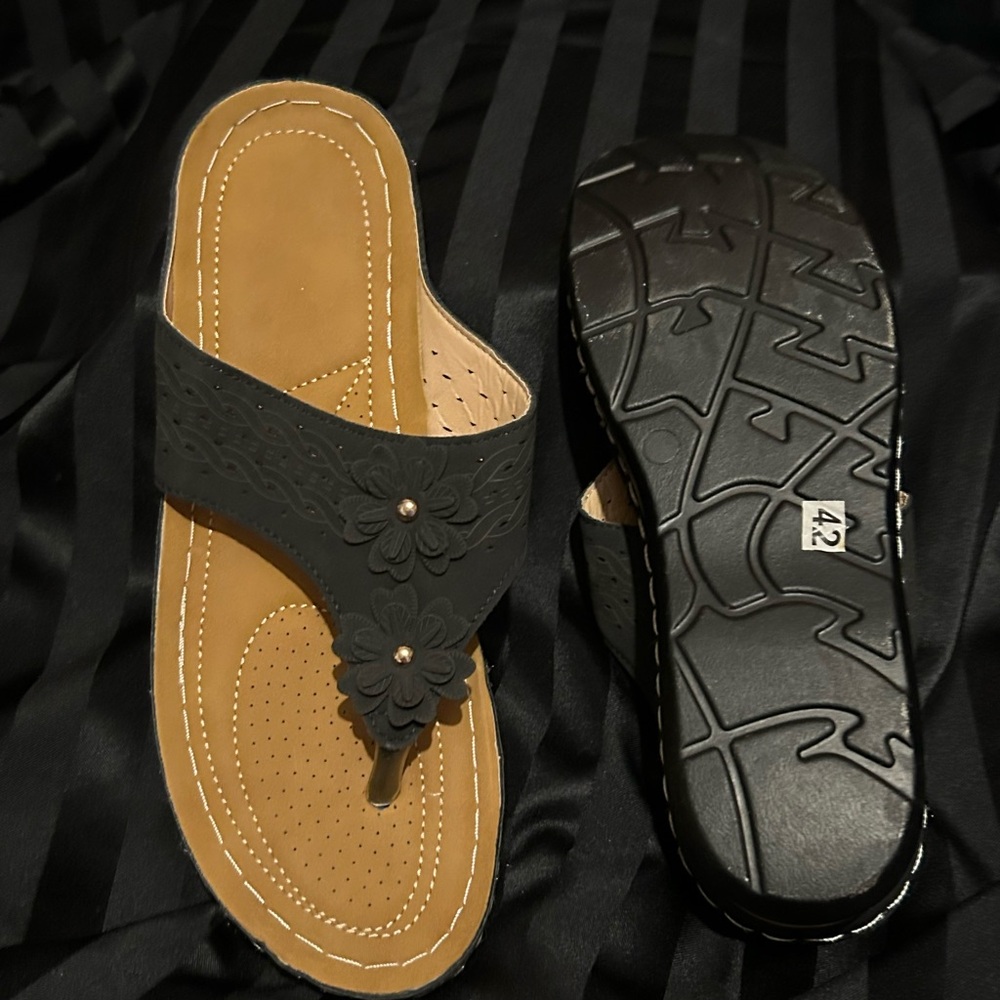 Amazon Black Floral Women's Sandals - Picture 3 of 3